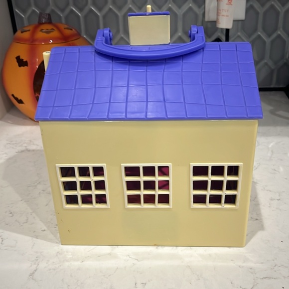 Peppa Pig School House and Accesories Lot - Picture 5 of 11